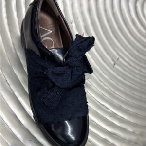 Elegant Black Women's Shoe with Bow